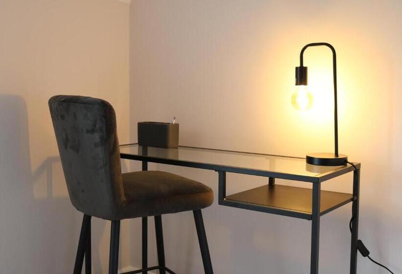 Central Townhouse Tipton   Sleeps 8   Ideal For Contractors & Families