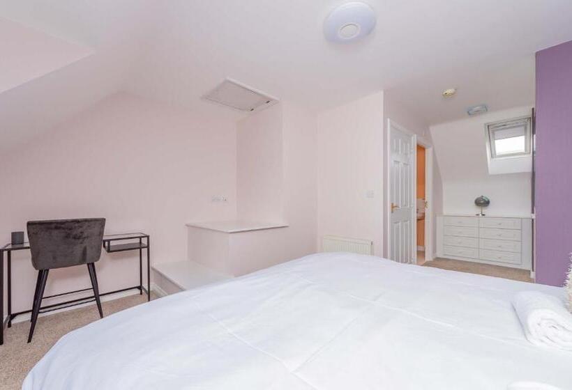 Central Townhouse Tipton   Sleeps 8   Ideal For Contractors & Families