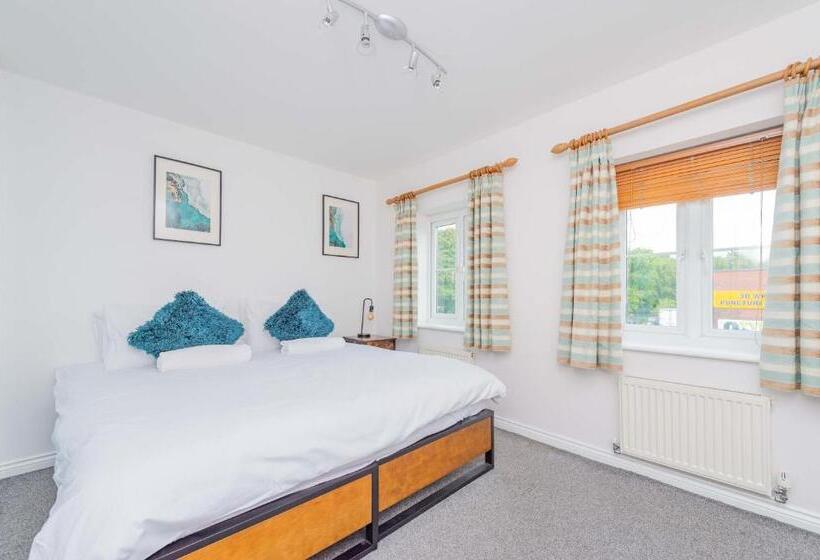 Central Townhouse Tipton   Sleeps 8   Ideal For Contractors & Families