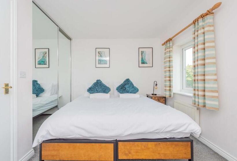 Central Townhouse Tipton   Sleeps 8   Ideal For Contractors & Families