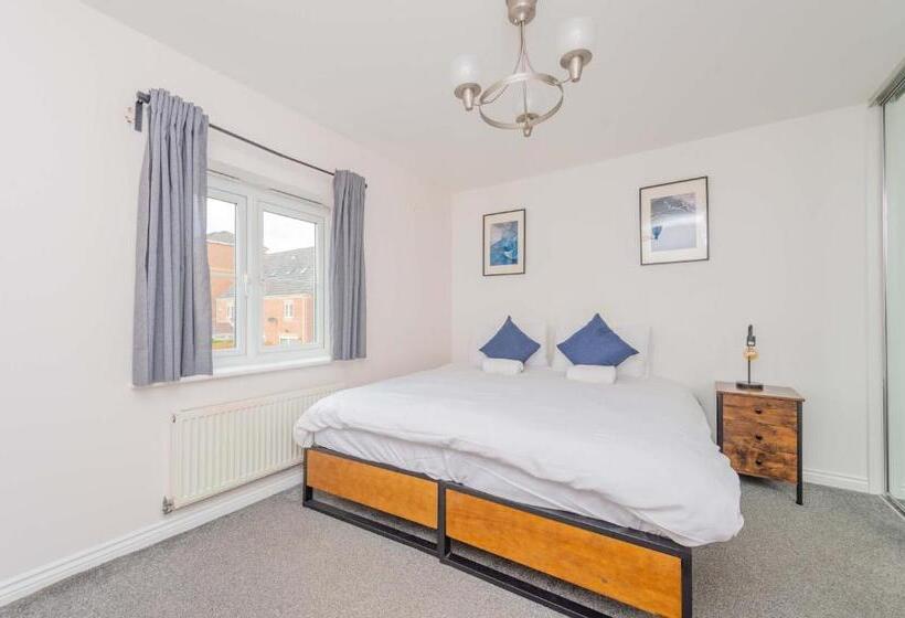 Central Townhouse Tipton   Sleeps 8   Ideal For Contractors & Families