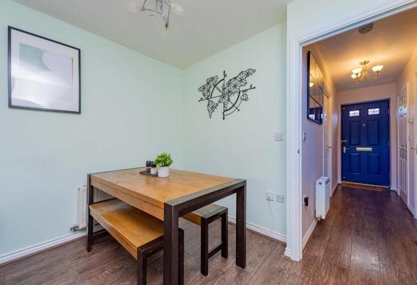 Central Townhouse Tipton   Sleeps 8   Ideal For Contractors & Families