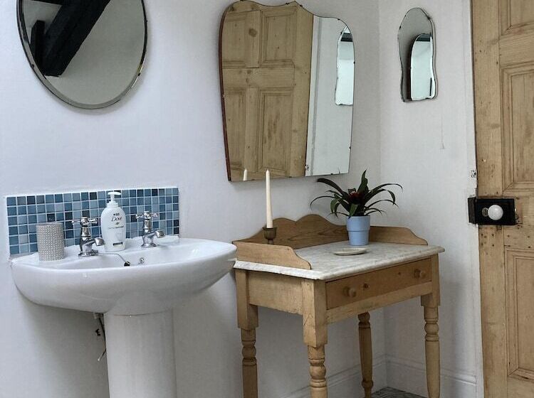 ベッドアンドブレックファースト Six On Castle