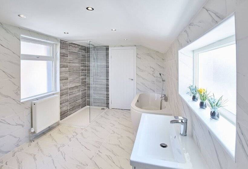 Host Stay The Lobster Holiday Inn