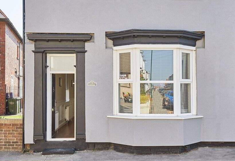 Host Stay The Lobster Holiday Inn