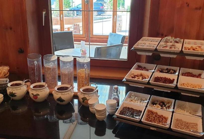 ホテル Restaurant Edelweiß Garni