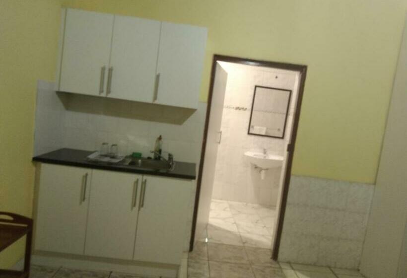 پانسیون Jacmo Guest House