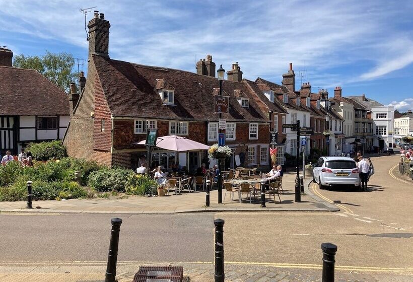 Inviting 5 Bed House In 1066 County   Battle