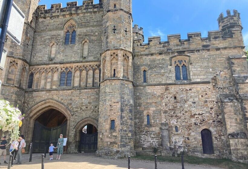 Inviting 5 Bed House In 1066 County   Battle