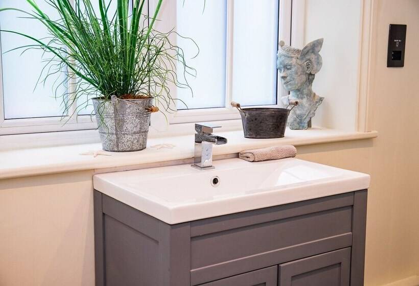 Inviting 5 Bed House In 1066 County   Battle