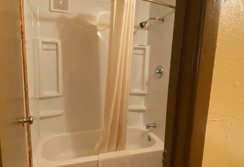 فندق على الطريق Deluxe Inn