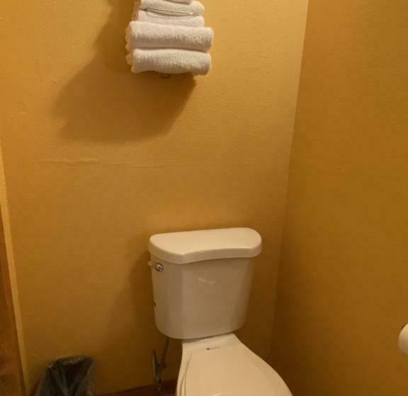 فندق على الطريق Deluxe Inn