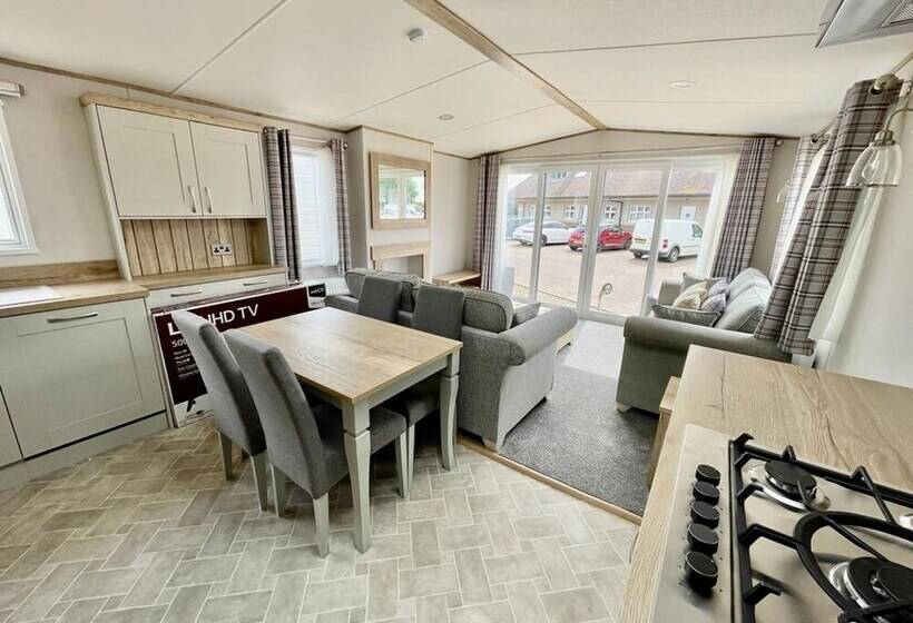 Prime Location 3 Bed Chalet In Seal Bay, Selsey