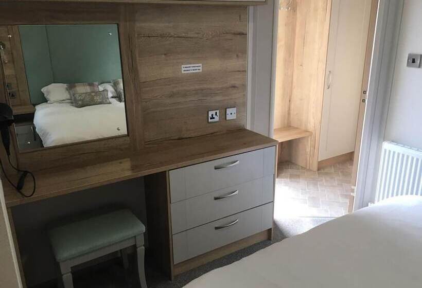 Prime Location 3 Bed Chalet In Seal Bay, Selsey