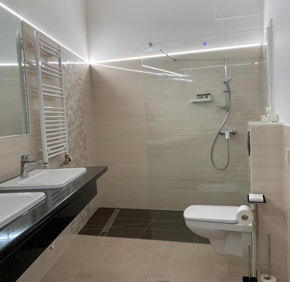 Gizella Hotel And Restaurant