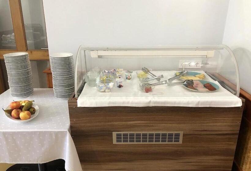 Gizella Hotel And Restaurant