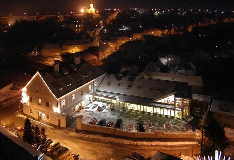 Gizella Hotel And Restaurant