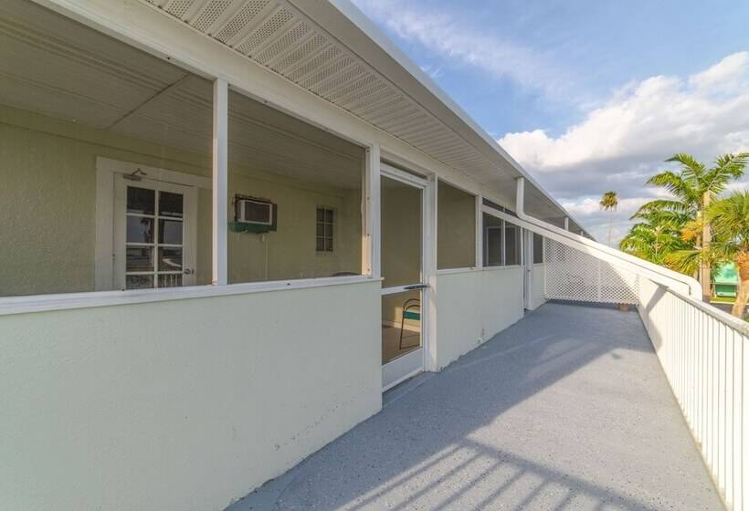 Captain S Table Hotel By Everglades Adventures