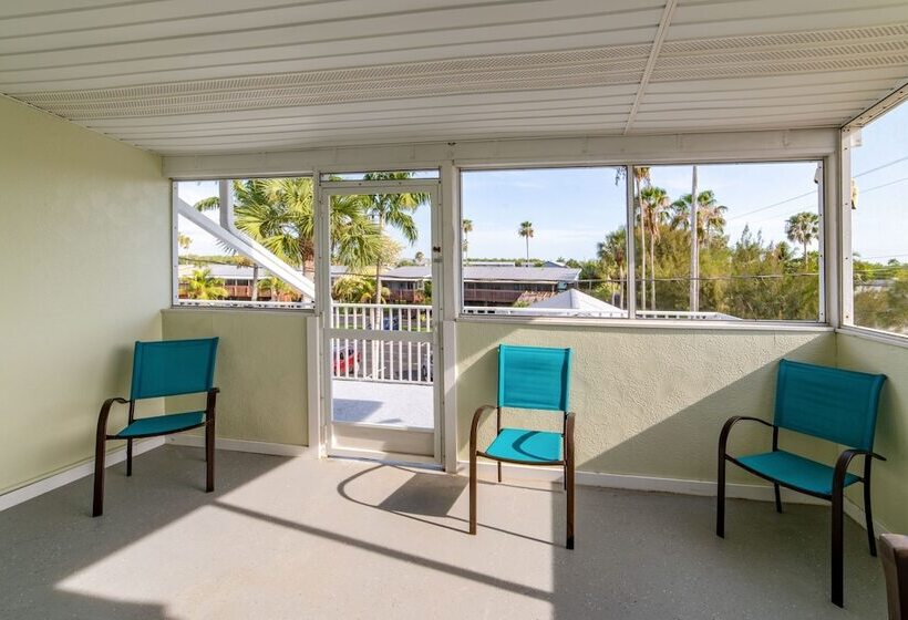 Captain S Table Hotel By Everglades Adventures