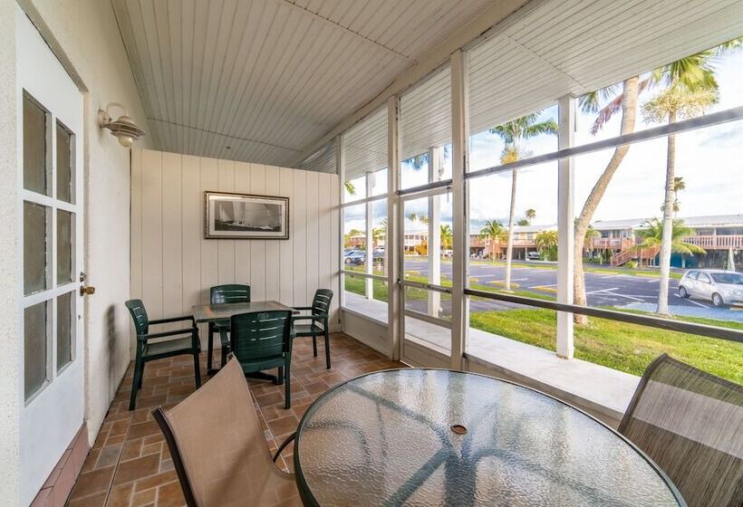 Captain S Table Hotel By Everglades Adventures