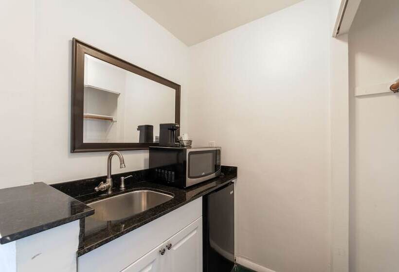 Captain S Table Hotel By Everglades Adventures