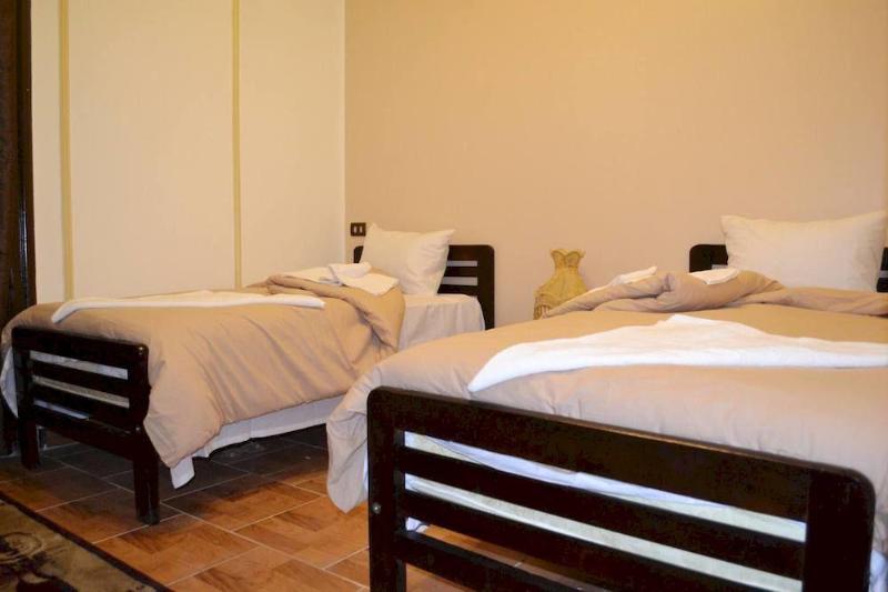 هتل Cecilia Hostel