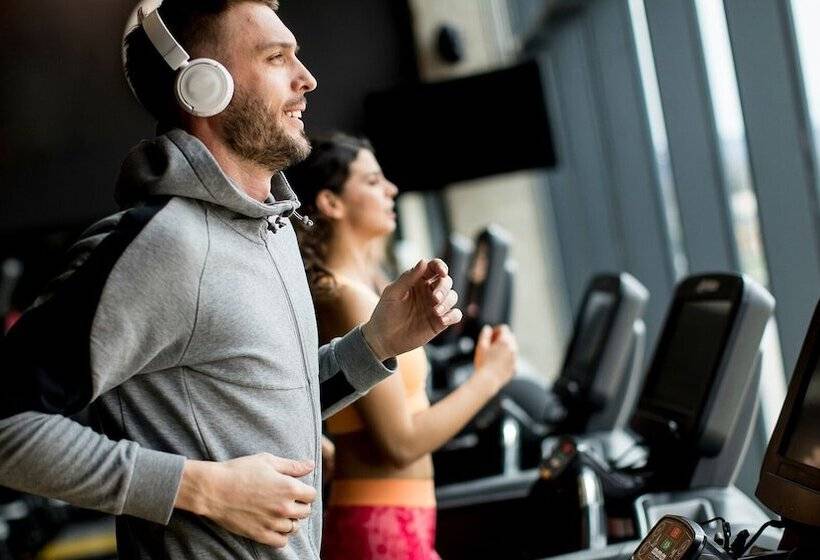 Crimson Hotel Filinvest City, Manila