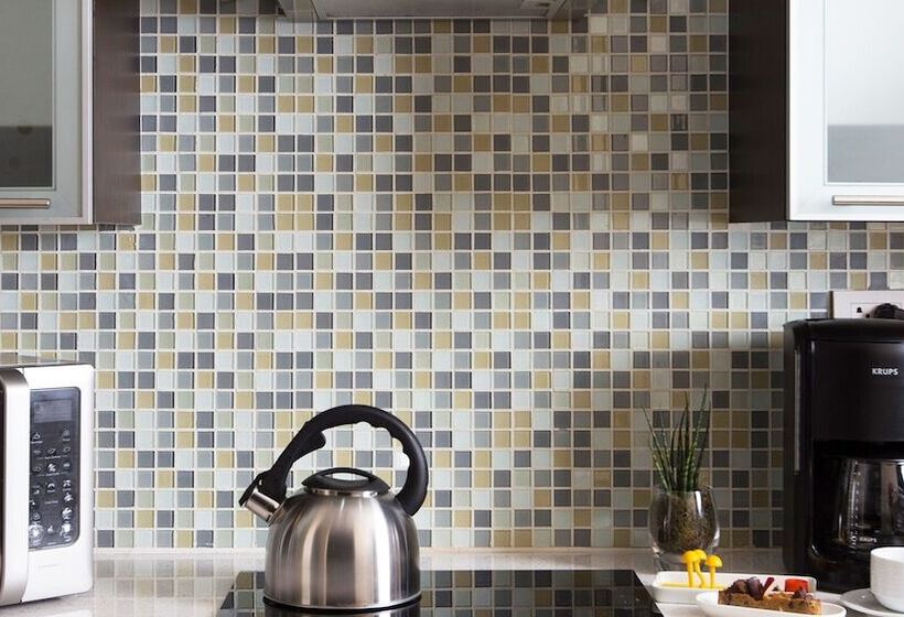 Crimson Hotel Filinvest City, Manila