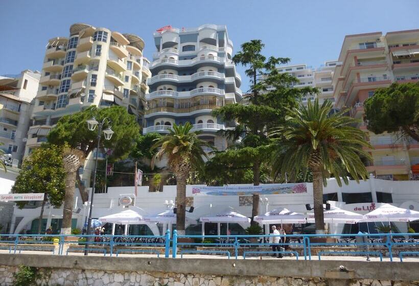 Monte Cristo Hotel With Rooftop Pool