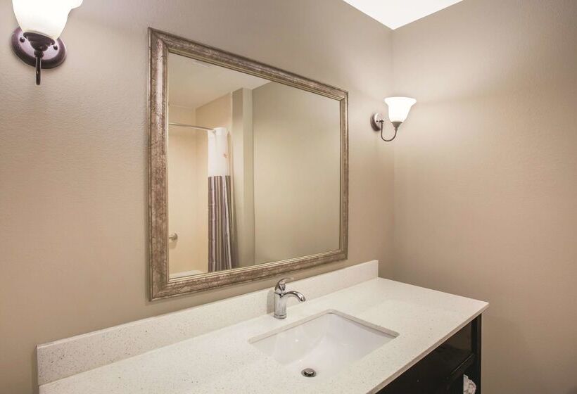 هتل La Quinta By Wyndham Baton Rouge Denham Springs