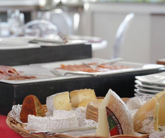 ホテル The Originals Hôtel Le Cise Restaurant Chambres Et Suites