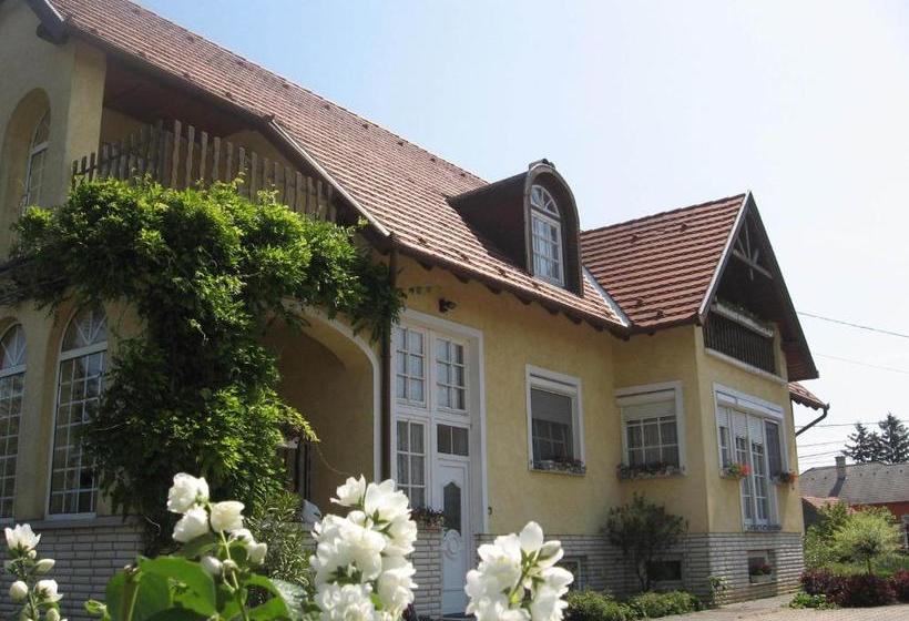 هتل Mika Vendégház