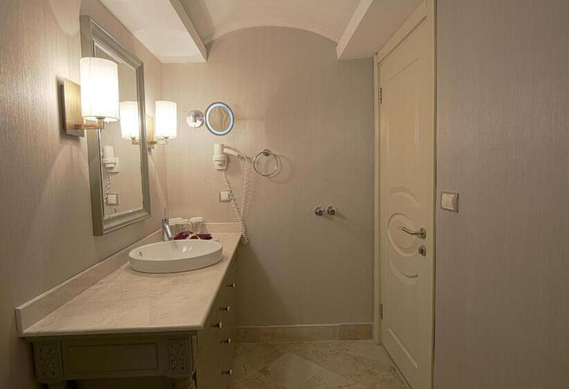 The Pinehill Hotel & Suites