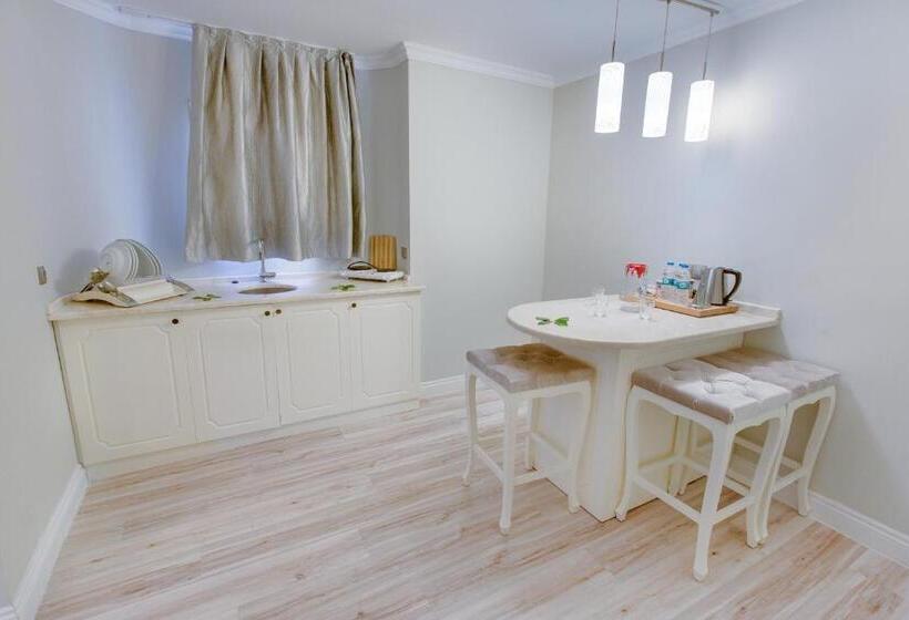 The Pinehill Hotel & Suites