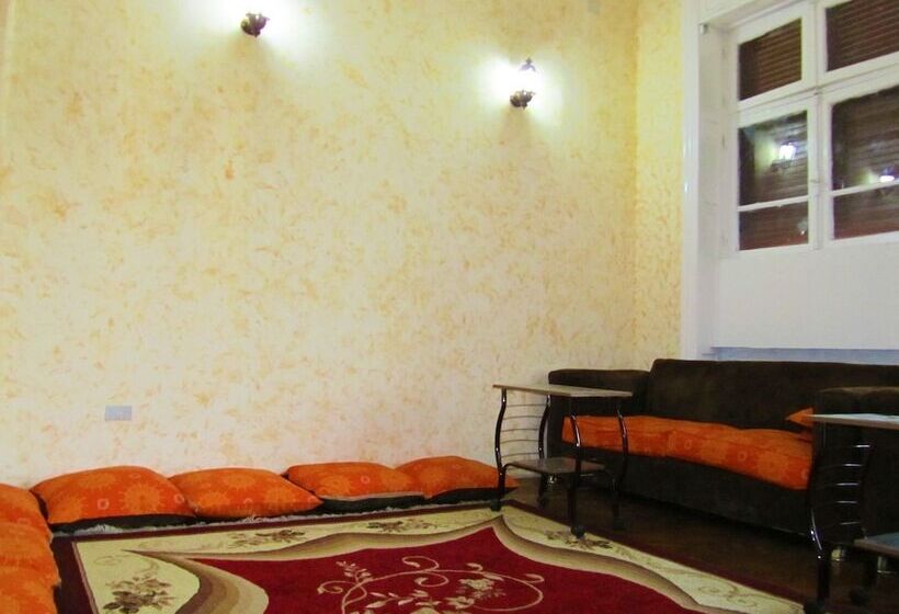 هتل Travelers House