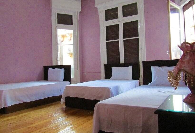 هتل Travelers House