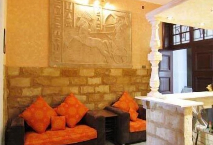 هتل Travelers House