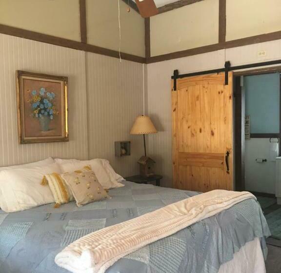 호스텔 Acorn Hideaways Canton Sweet Tweet Guesthouse King Bed
