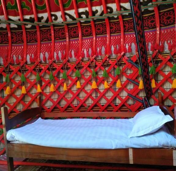 تختخواب و صبحانه Turan Handmade Yurt With Heated Floors