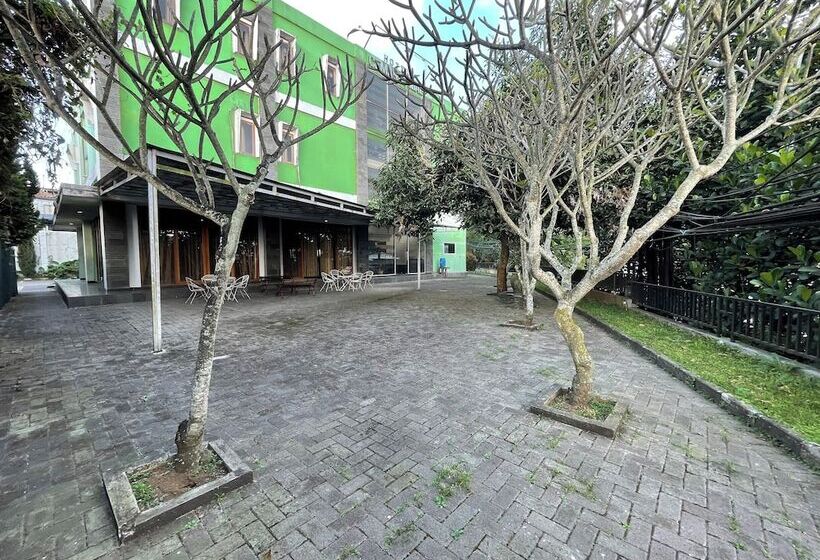 Отель Cemara Hijau