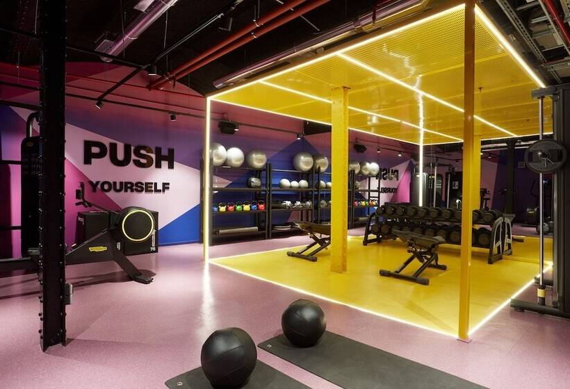 בית מלון כפרי The Social Hub Madrid 4 Star