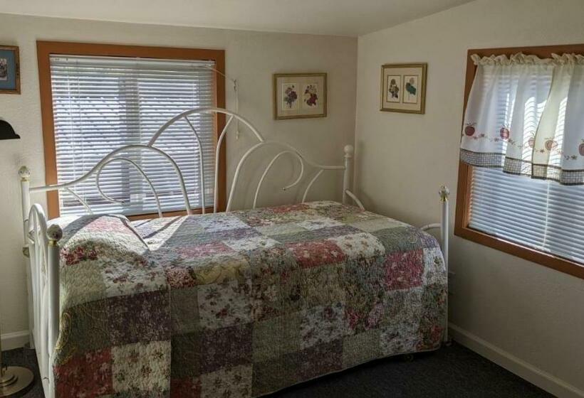 Пансион Room #3 At The Apple Place