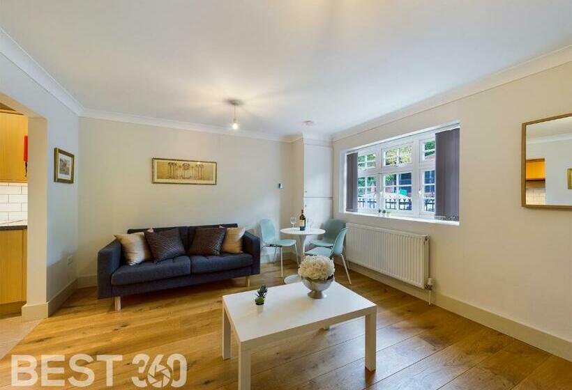 Redhill Town Centre Apartment By Livingo