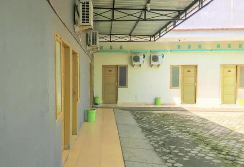 Urbanview Hotel Platinum Parepare