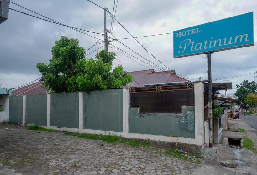 Urbanview Hotel Platinum Parepare