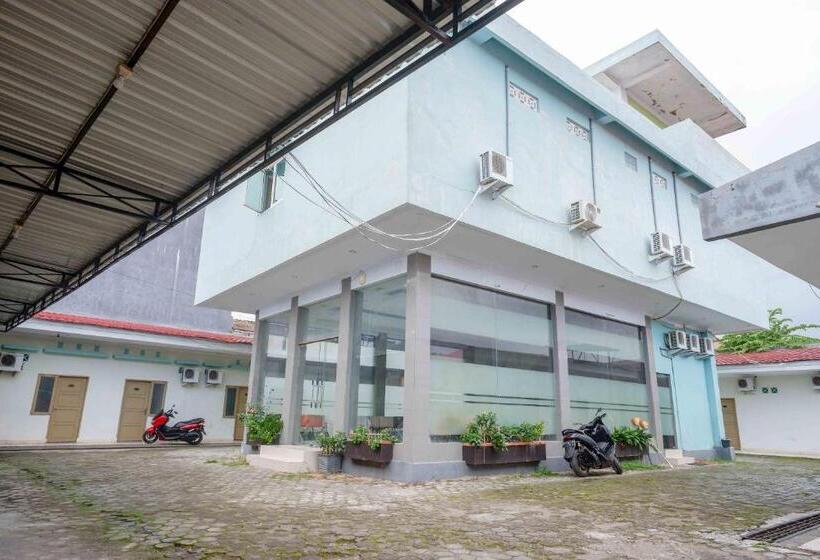 Urbanview Hotel Platinum Parepare