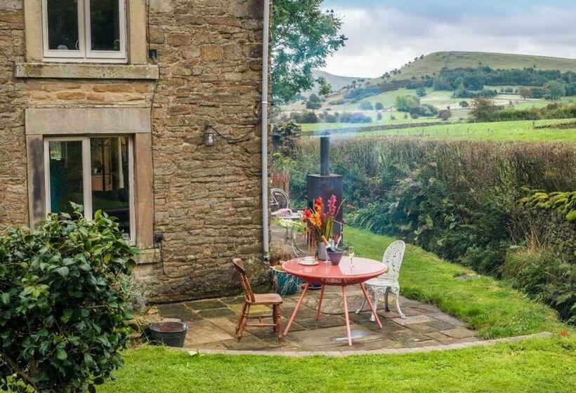 Beautiful Cosy Cottage By A Babbling Brook
