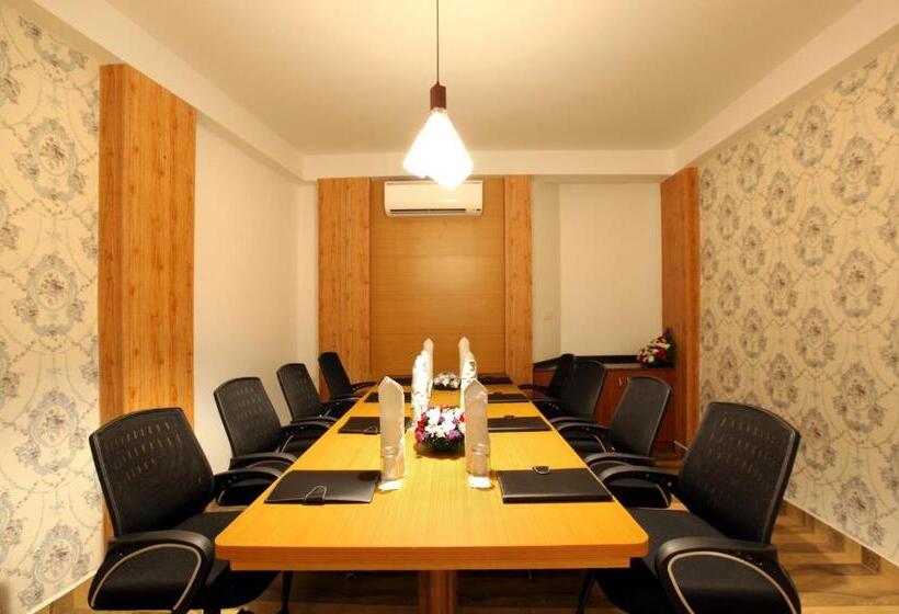 Отель Park Residency Koothattukulam