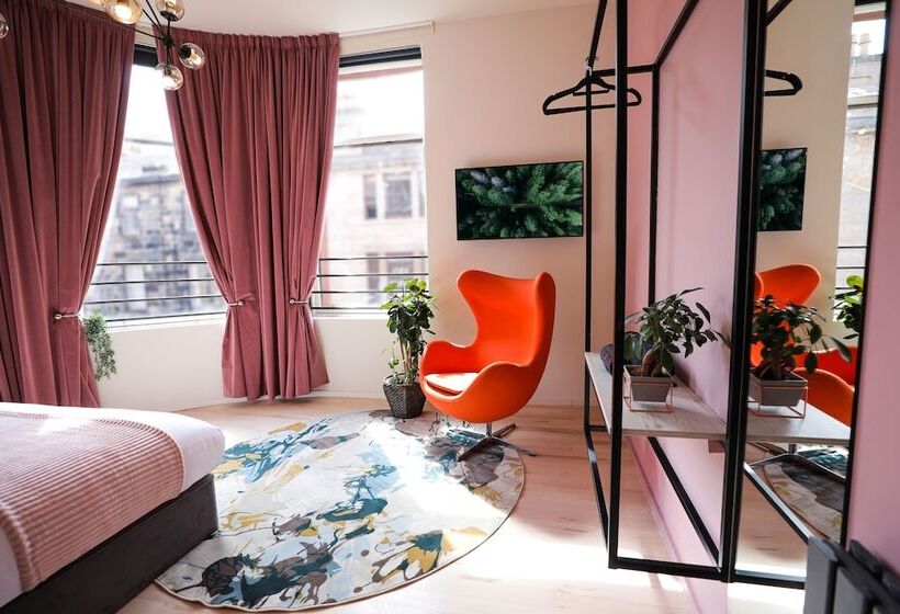 בית מלון כפרי Revolver