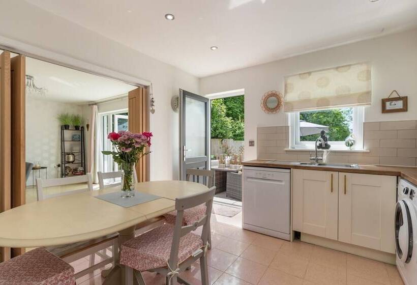 Parsonage Cottage Peaceful, Dog Friendly Cottage